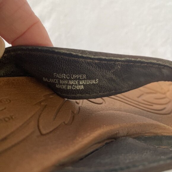 B.O.C. Womens Multicolor Fabric & Synthetic Flip Flops With Embossed Floral Foot - Picture 3 of 5